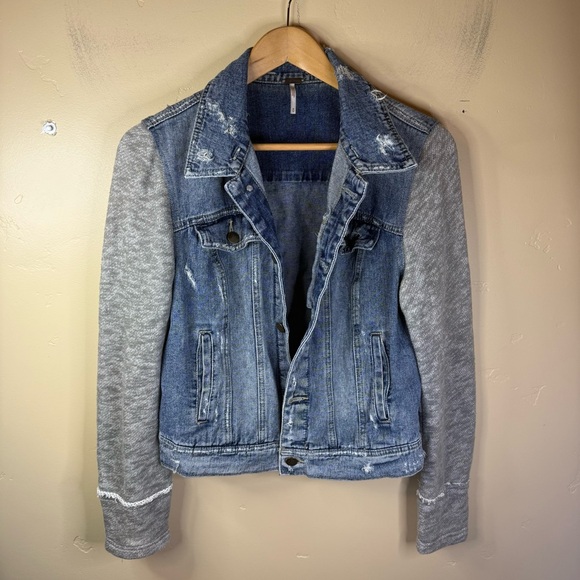 Free People Womens Knit Sleeves Distressed ‎ Denim Jacket Size Medium Grunge - Picture 1 of 6